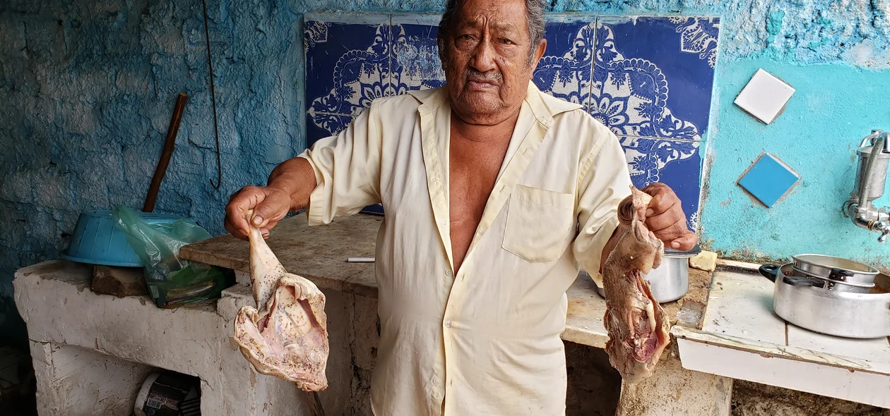 Seu Raimundo mostra alimento estragado