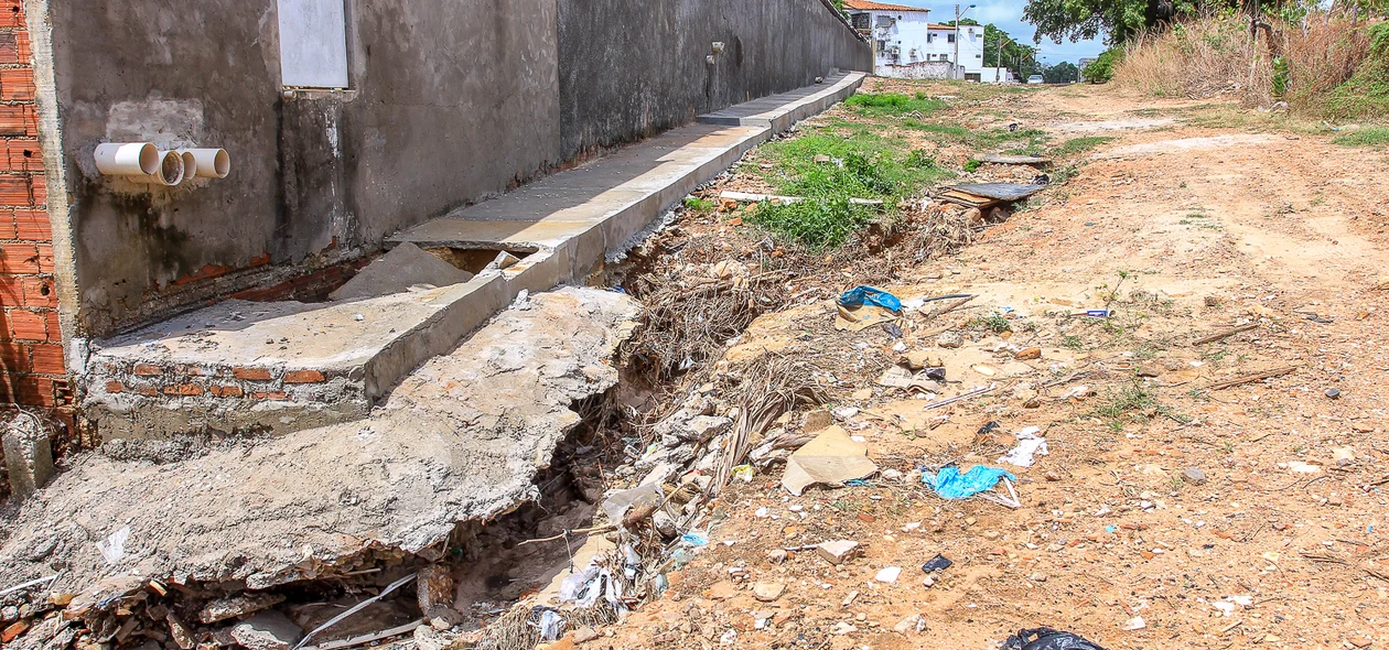 Chuvas destroem calcadas e trazem todo o lixo 