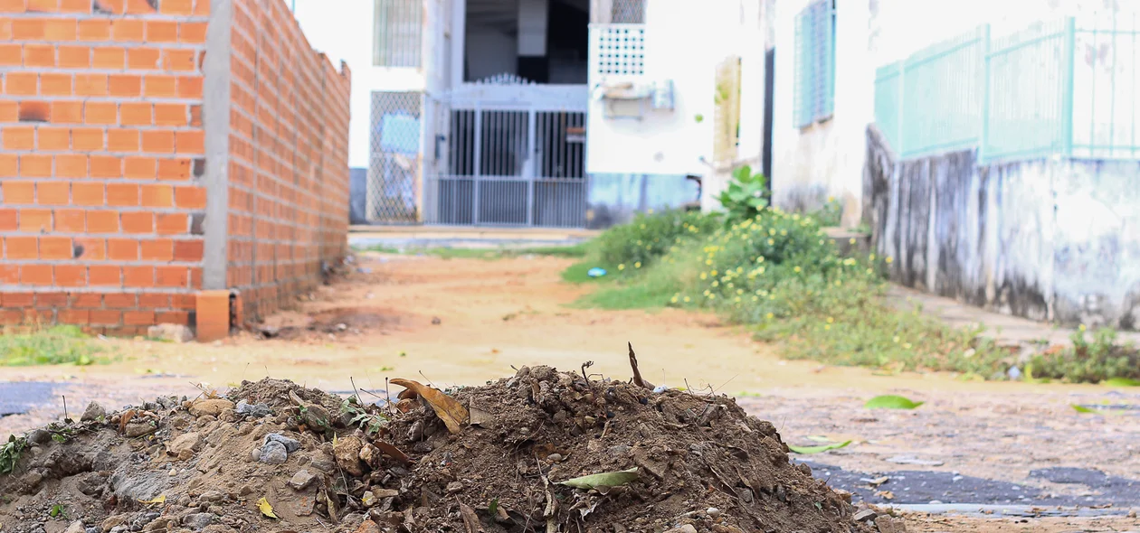 Moradores reclamam de lixo e falta de calçamento 