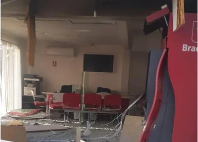 No local funciona um posto de atendimento do Bradesco, que teve parte da estrutura destruída