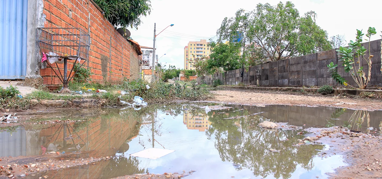 Poças de água se acumulam nas ruas do bairro