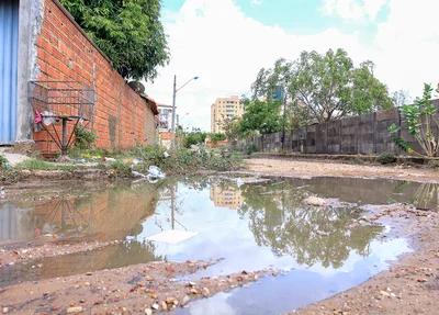 Poças de água se acumulam nas ruas do bairro