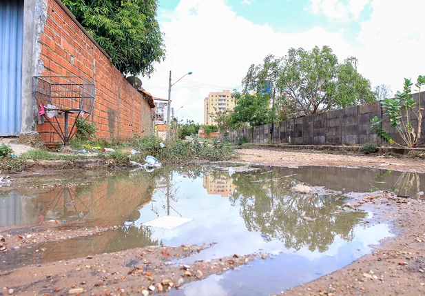 Poças de água se acumulam nas ruas do bairro