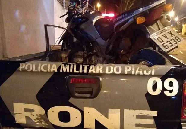 Moto apreendida pelos policiais do RONE.