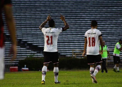 Comemoração dos atletas do River durante vitória no Albertão
