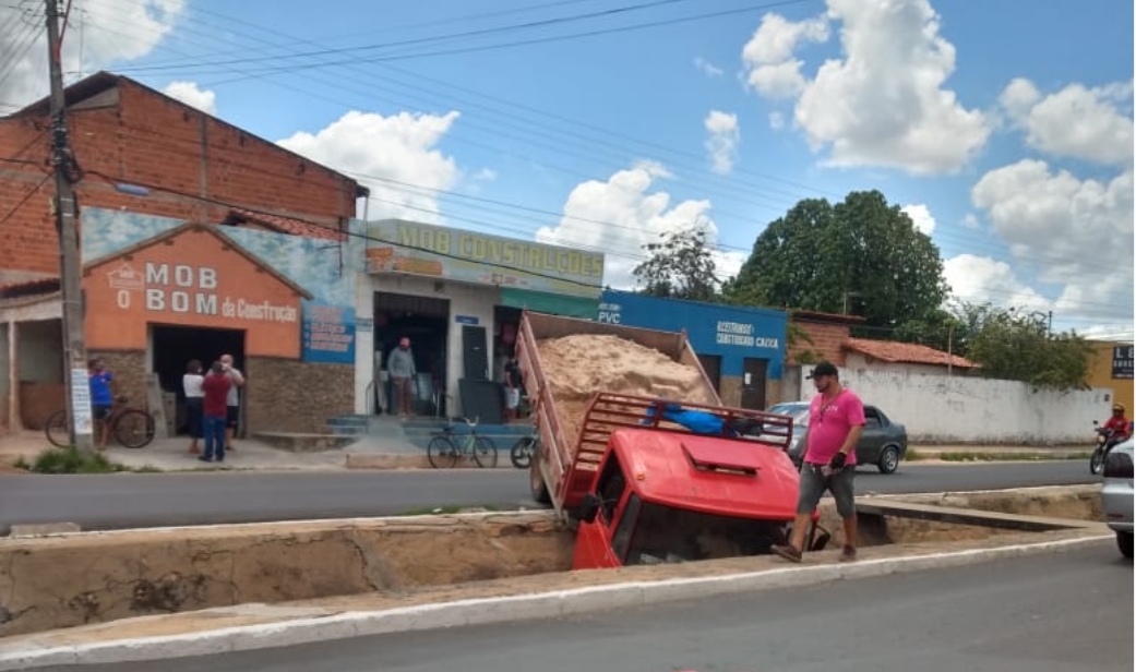 Caminhão caiu na galeria na manhã desta segunda-feira, no Mocambinho