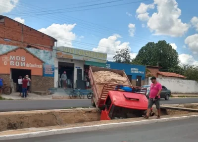 Caminhão caiu na galeria na manhã desta segunda-feira, no Mocambinho