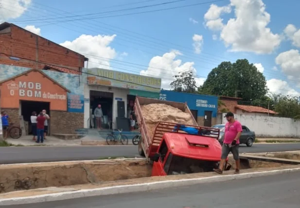 Caminhão caiu na galeria na manhã desta segunda-feira, no Mocambinho