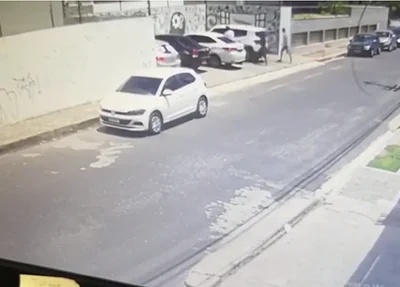 Momento em que os suspeitos rendem a vítima