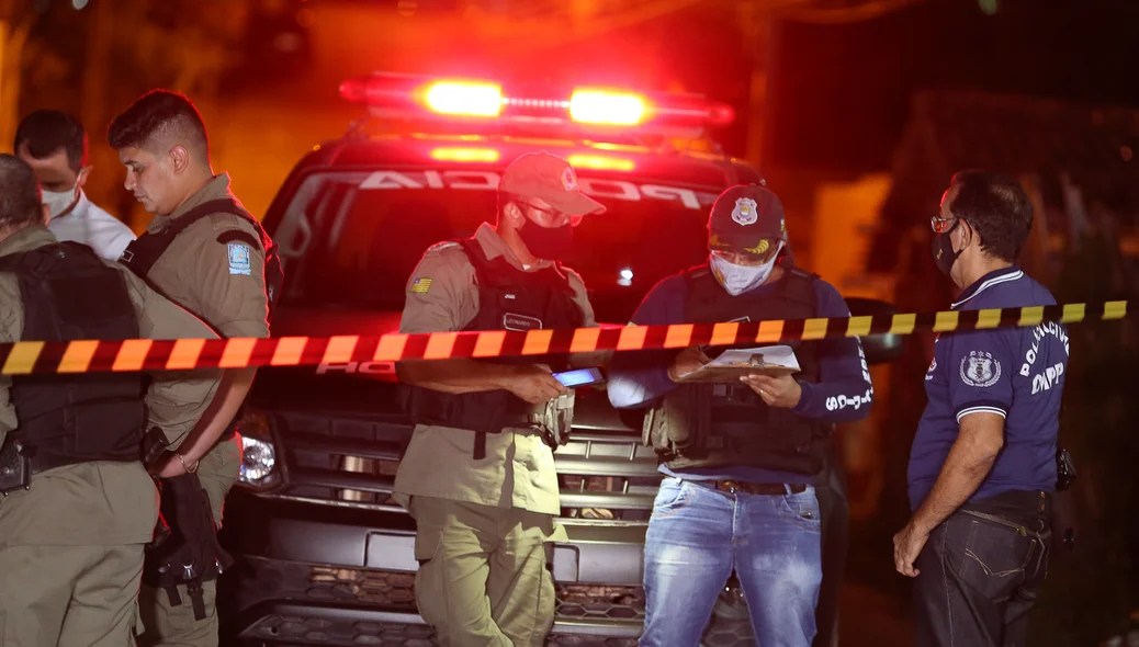 Polícia civil e militar levantando as informações