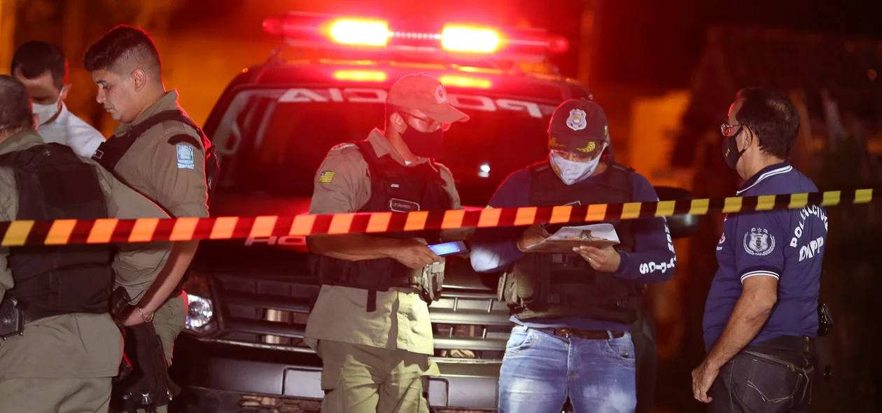 Polícia civil e militar levantando as informações