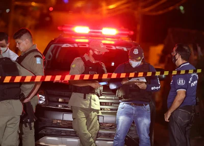 Polícia civil e militar levantando as informações