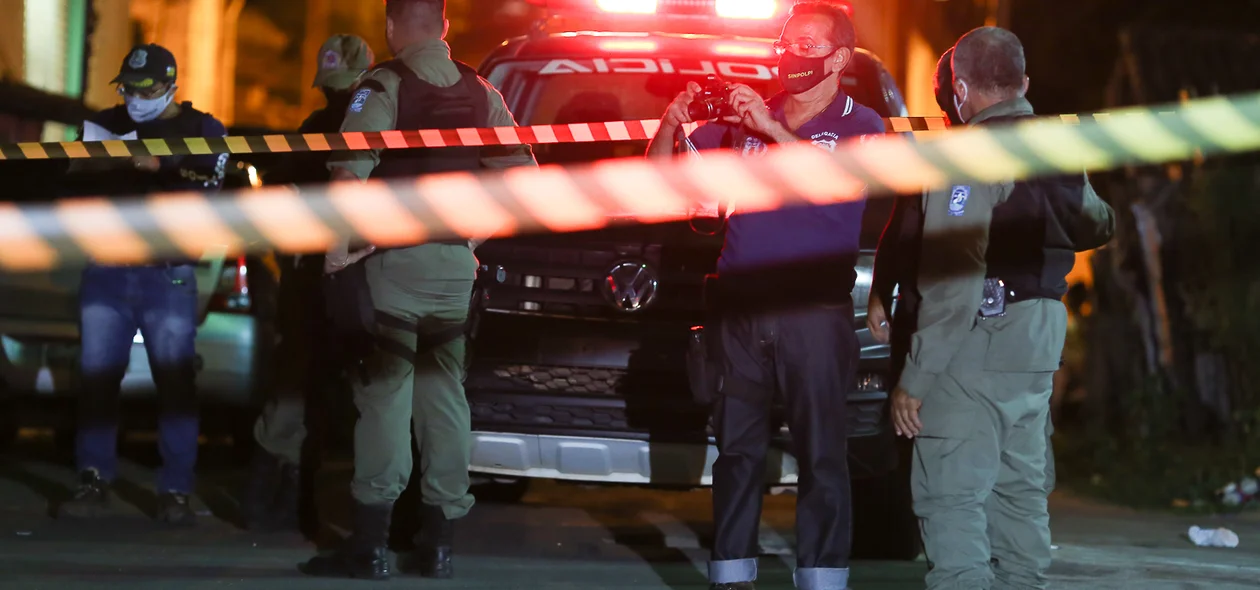Polícia civil no local