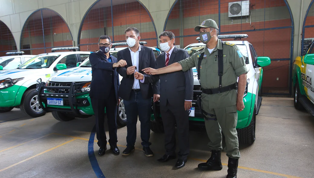 Governador entregando chaves das viaturas