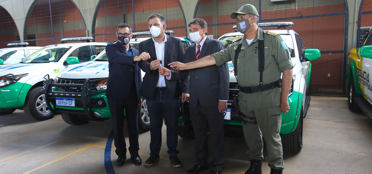 Governador entregando chaves das viaturas