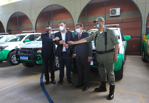 Governador entregando chaves das viaturas