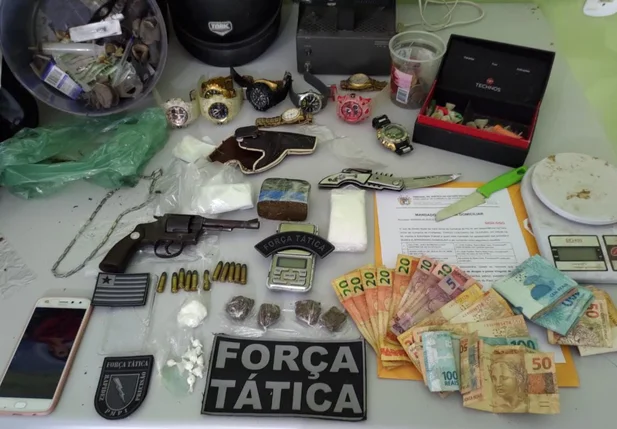 Material aprendido pela PM com o casal