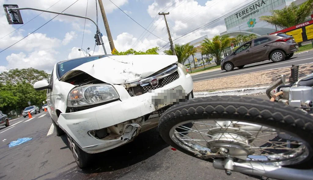 Colisão entre carro e moto 