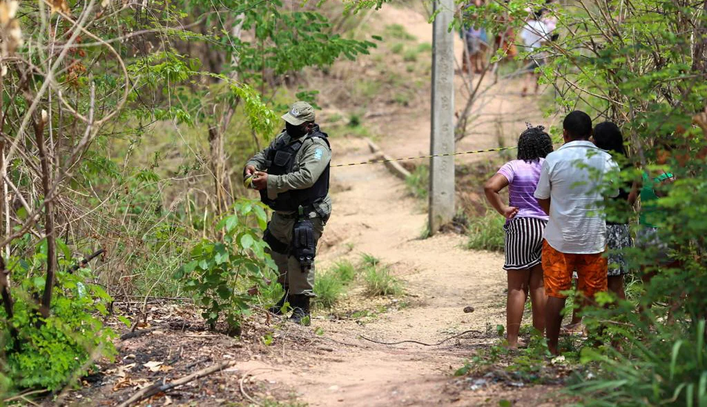 Curiosos próximo onde o corpo foi encontrado