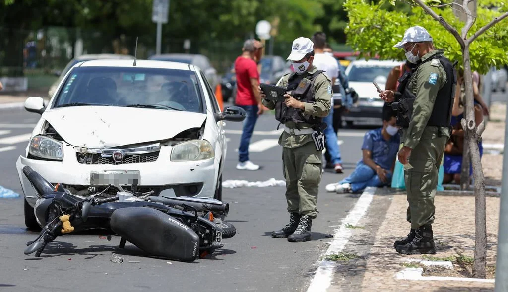 Policiais no local do acidente