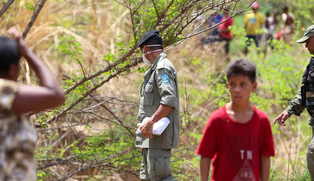 Policial no local