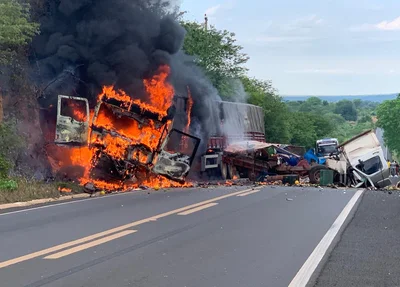 Carreta pega fogo em acidente no Piauí