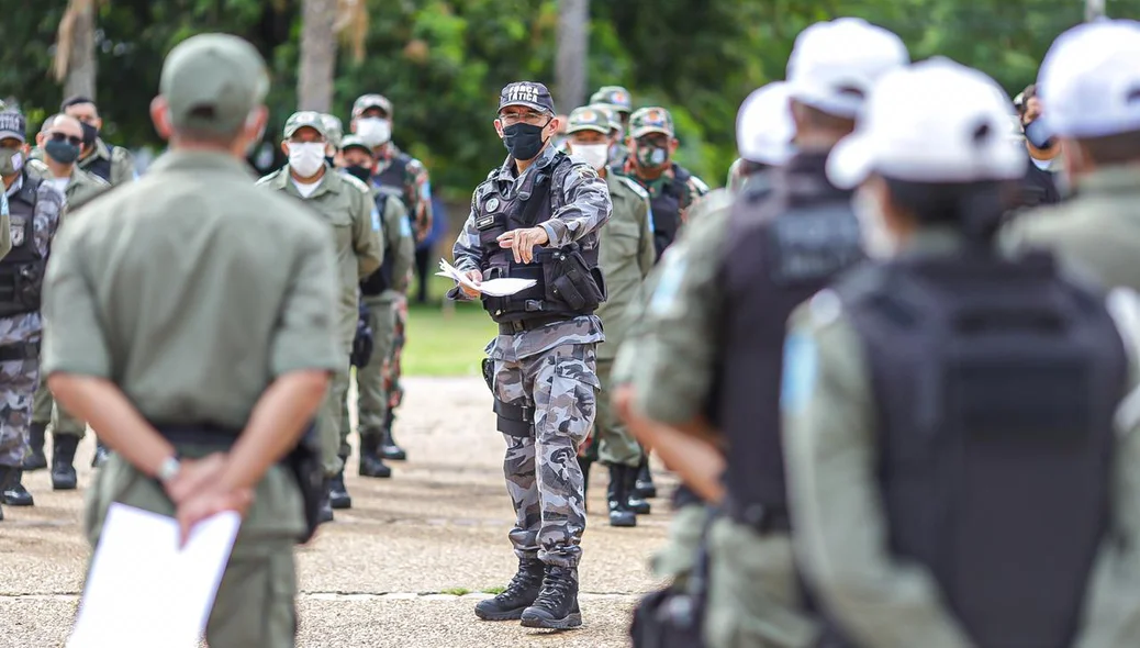 Policiais militares na frente do QCG