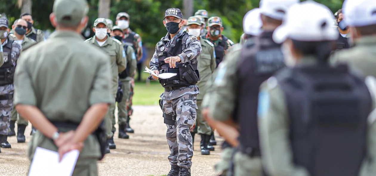 Policiais militares na frente do QCG
