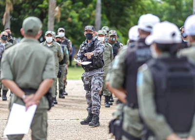 Policiais militares na frente do QCG