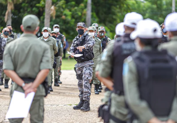 Policiais militares na frente do QCG