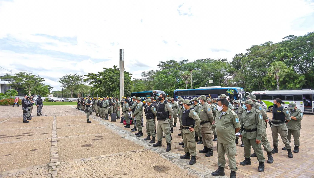 Policiais militares se preparam para embarcar
