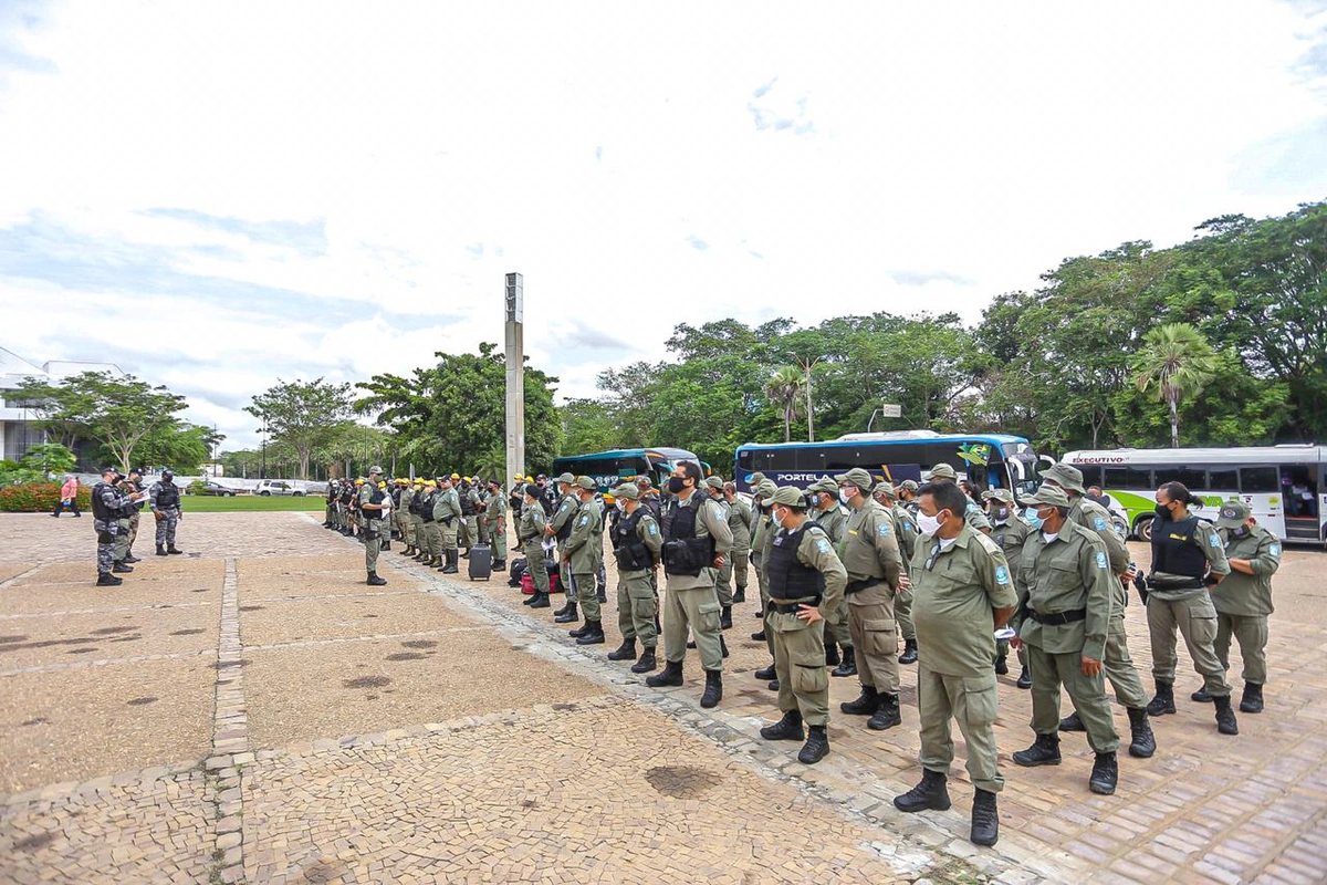 Policiais militares se preparam para embarcar