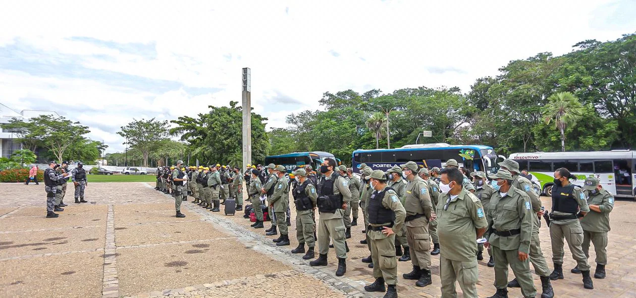 Policiais militares se preparam para embarcar
