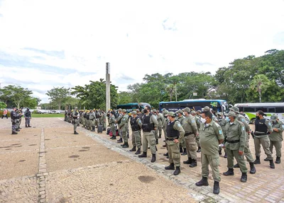 Policiais militares se preparam para embarcar