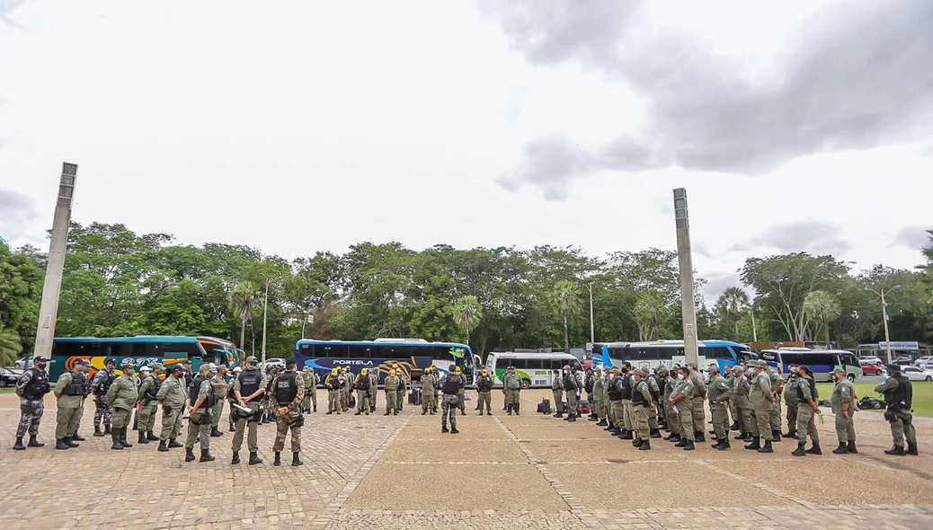 Policiais se preparam para embarcar para o interior do Piauí