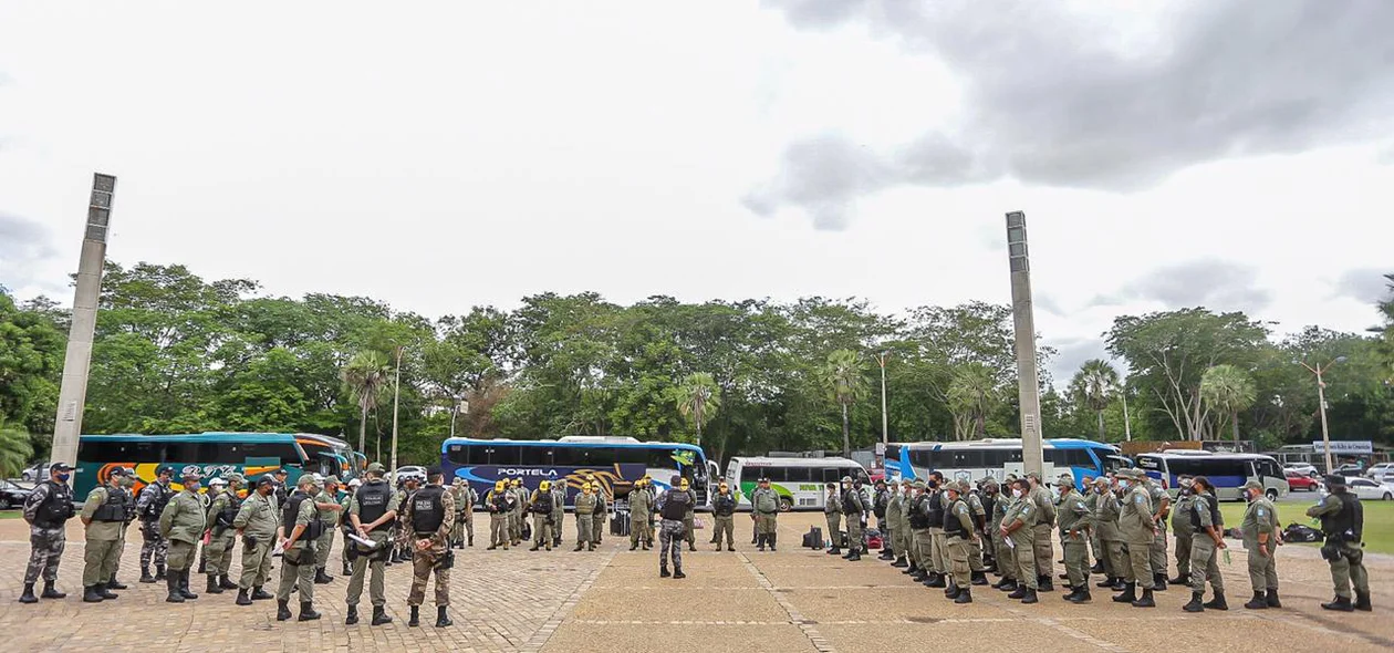 Policiais se preparam para embarcar para o interior do Piauí