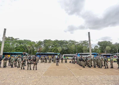 Policiais se preparam para embarcar para o interior do Piauí