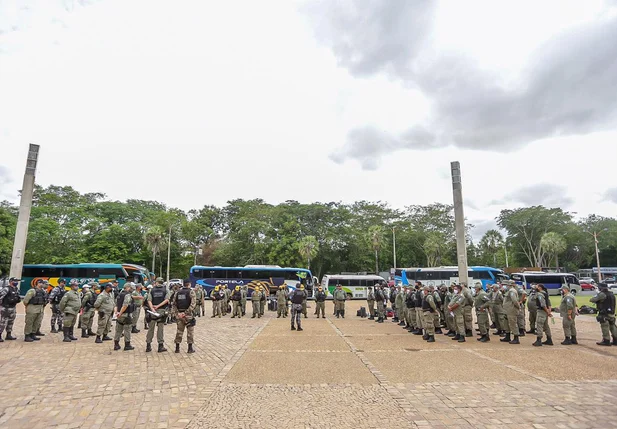 Policiais se preparam para embarcar para o interior do Piauí