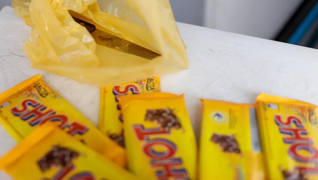 Homem é acusado de roubar barras de chocolate