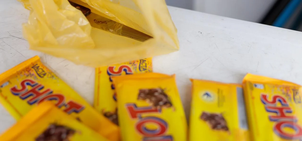 Homem é acusado de roubar barras de chocolate