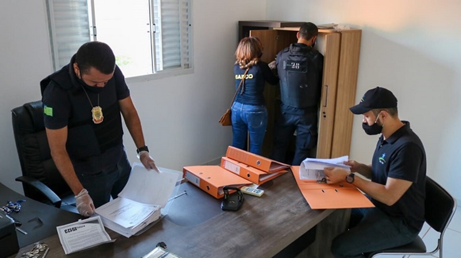 Equipes do Gaeco, TCE e Polícia Civil cumprem mandados de busca nos endereços alvos da operação