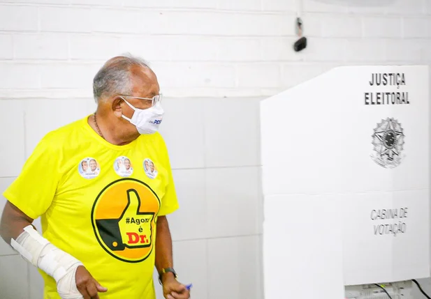 Dr. Pessoa votando 