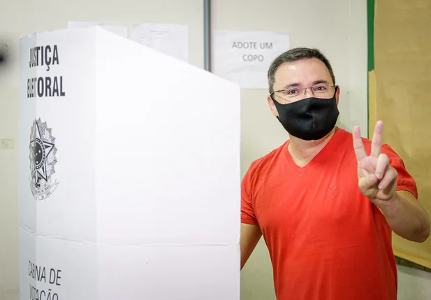 Fábio Novo votando