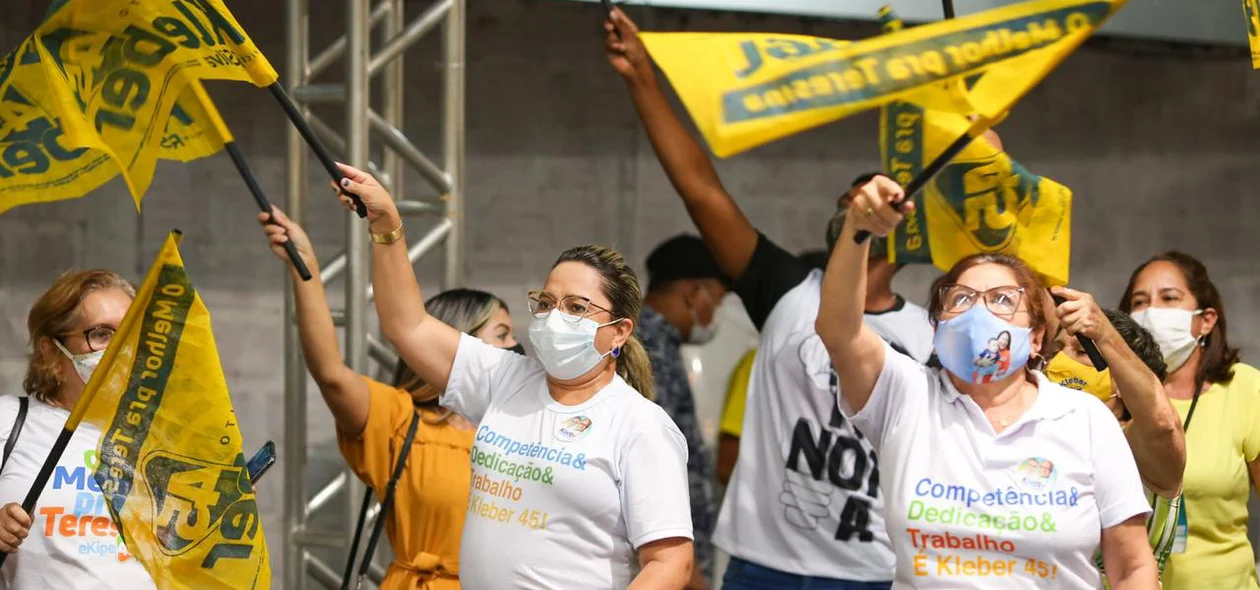 Gente comemorando no comitê
