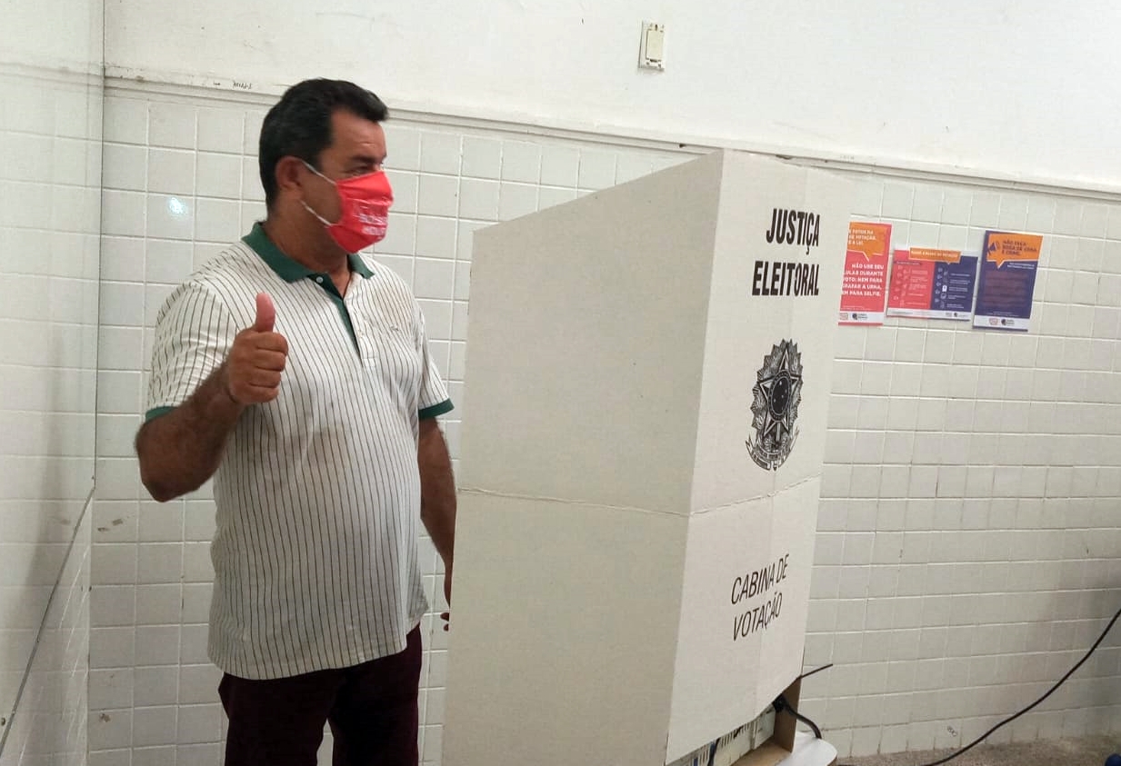 Gervásio Santos votando no Liceu Piauiense
