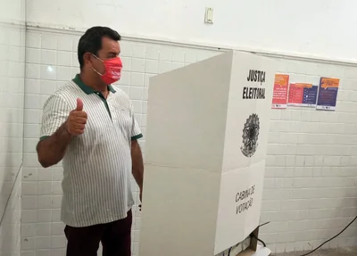 Gervásio Santos votando no Liceu Piauiense