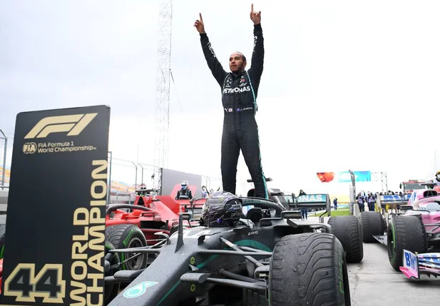 Hamilton vence GP da Turquia, é heptacampeão da Fórmula 1 e iguala Schumacher