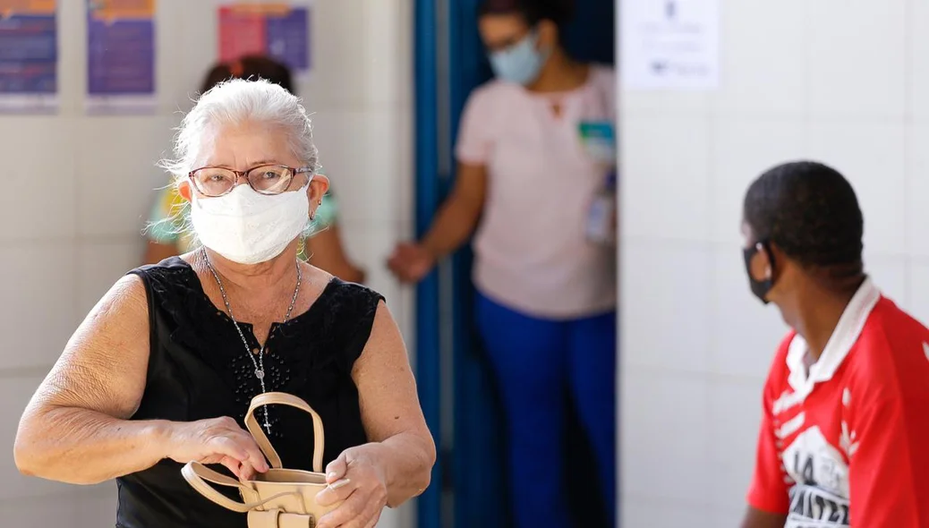 Idosa deixa o local de votação