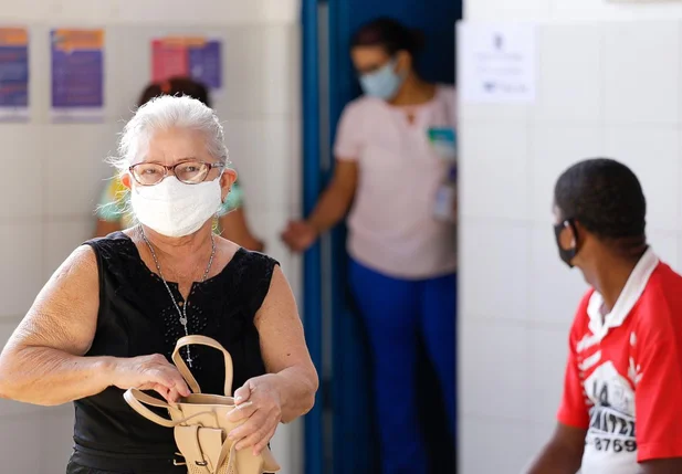 Idosa deixa o local de votação