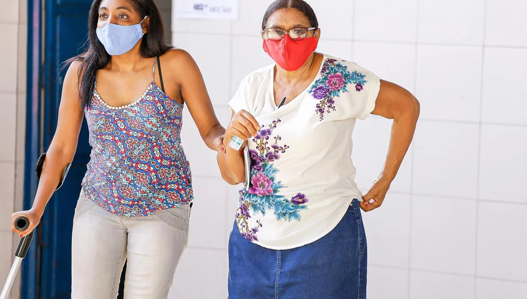 Idosa deixa o local onde votou em Teresina